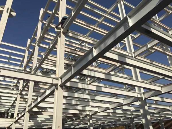 多層鋼結(jié)構(gòu)廠房的樓承板施工，這三個(gè)問題要多注意