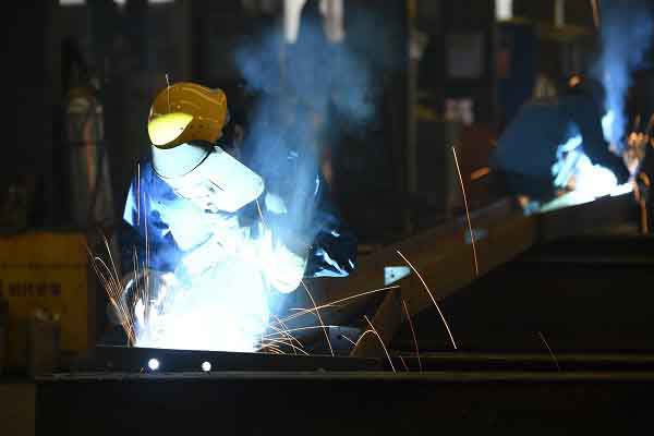 建鋼結構房屋，樓承板焊接是關鍵，馬虎不得